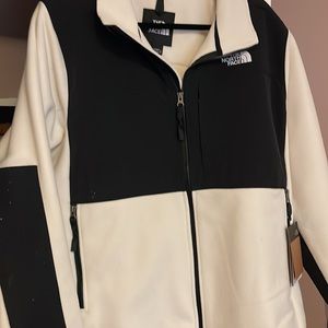NWT The north face Denali jacket in vintage white. Women’s Size XXL.